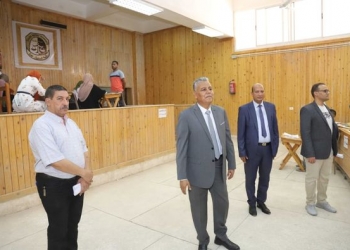 رئيس جامعة جنوب الوادي يتفقد ثاني أيام امتحانات التجارة نهاية العام