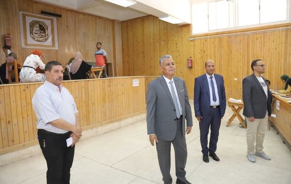 رئيس جامعة جنوب الوادي يتفقد ثاني أيام امتحانات التجارة نهاية العام