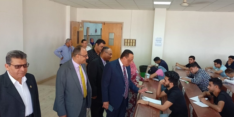 عميد آداب جامعة طنطا يتفقد سير امتحانات الفرقة الثانية للفصل الدراسي الثاني