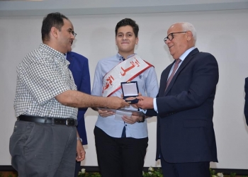 محافظ بورسعيد يكرم أوائل الشهادة الإعدادية