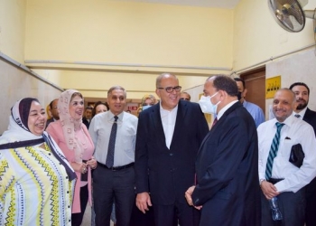 رئيس جامعة بنى سويف يتفقد امتحانات الدكتوراه بكلية الطب