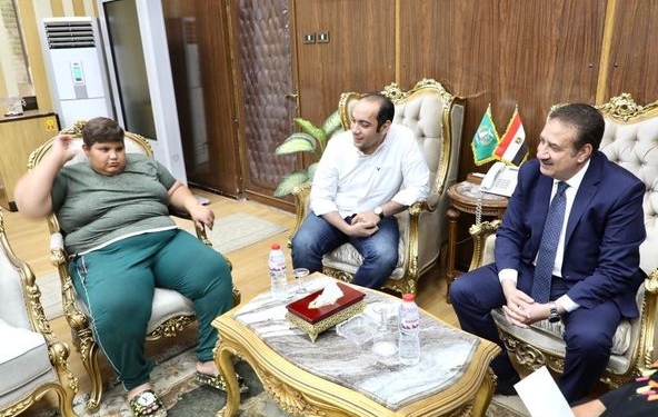 يعاني السمنة المفرطة ويعمل لسداد ديون والدته.. أبو ليمون يتدخل لعلاج الطفل سيف