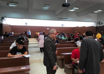 رئيس جامعة قناة السويس يتفقد الامتحانات ويتابع حالة طالبة مصابة 