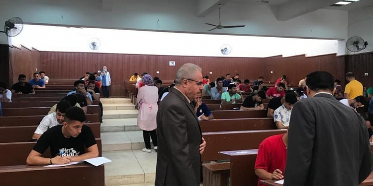 رئيس جامعة قناة السويس يتفقد الامتحانات ويتابع حالة طالبة مصابة