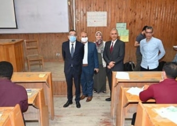 رئيس جامعة الفيوم يتفقد امتحانات نهاية العام