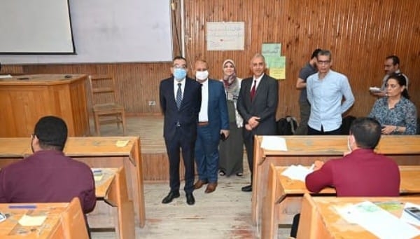 رئيس جامعة الفيوم يتفقد امتحانات نهاية العام