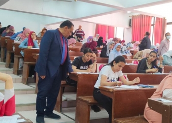 عميد تربية جامعة الفيوم يتابع امتحانات الفصل الدراسي الثاني