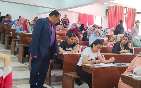 عميد تربية جامعة الفيوم يتابع امتحانات الفصل الدراسي الثاني