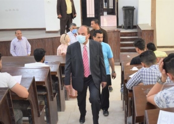 رئيس جامعة العريش يتابع امتحانات «التخلفات»
