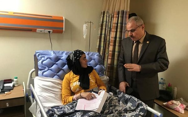 رئيس جامعة قناة السويس يتابع حالة الطالبة «نرمين عزب»