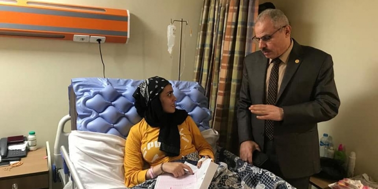 رئيس جامعة قناة السويس يتفقد الامتحانات ويتابع حالة طالبة مصابة