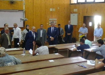رئيس جامعة المنيا يتفقد لجان امتحانات كلية الهندسة