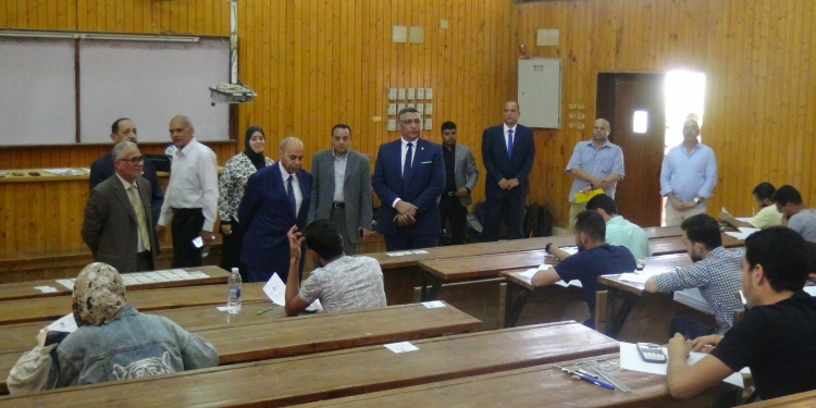 رئيس جامعة المنيا يتفقد لجان امتحانات كلية الهندسة