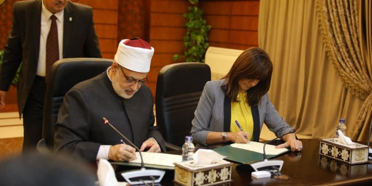 وكيل الأزهر ووزيرة الهجرة يوقعان بروتوكول تعاون لتعزيز الانتماء الوطني و لم شمل الأسرة المصرية