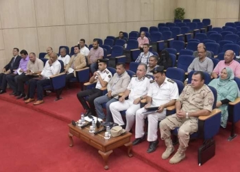 محافظ مطروح: تنسيق مواعيد وصول طائرات صناديق أسئلة امتحانات الثانوية العامة مع المستشار العسكرى