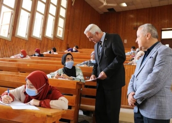 رئيس جامعة المنوفية يسأل الطلاب في جولة تفقدية بالامتحانات.. فماذا قال؟