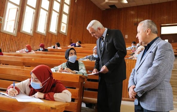رئيس جامعة المنوفية يسأل الطلاب في جولة تفقدية بالامتحانات.. فماذا قال؟