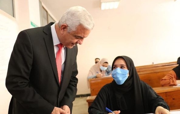 رئيس جامعة المنوفية: تطبيق العقوبات القانونية في حالات الغش والشغب بالامتحانات