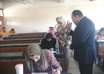 توفى والدها صباح يوم الامتحان…عميد كلية التربية يقدم العزاء لطالبة في اللجنة