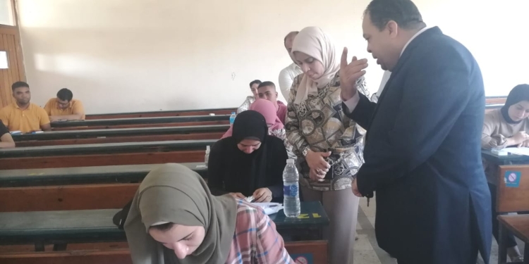 توفى والدها صباح يوم الامتحان…عميد كلية التربية يقدم العزاء لطالبة في اللجنة