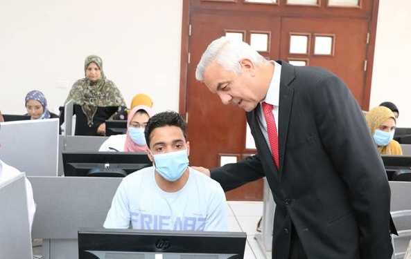 ١٢٠٠ طالب يؤدون الاختبارات الإلكترونية بـ«تمريض المنوفية»