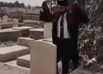 طالب جامعي يحتفل بتخرجه عند قبر والدته.. «يلا أبوس إيدك»