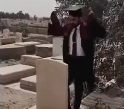 طالب جامعي يحتفل بتخرجه عند قبر والدته.. «يلا أبوس إيدك»