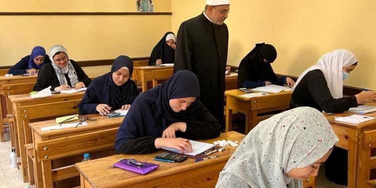 رئيسُ قطاع المعاهد يتفقدُ لجانَ الثانوية الأزهرية 2022 بمنطقة الجيزة