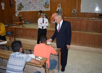 عميد حقوق المنيا يطمئن على امتحان «العقود المسماة» لطلاب الكلية