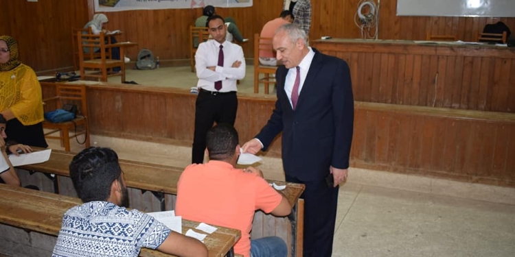 عميد حقوق المنيا يطمئن على امتحان «العقود المسماة» لطلاب الكلية