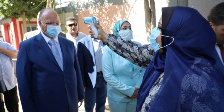 محافظ القاهرة يتفقد لجان امتحانات الثانوية العامة بالبساتين