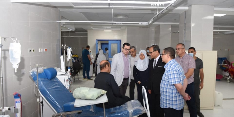 مستشفى سوهاج الجامعي يستقبل 127 مريض بالفشل الكلوي من المنشأه المركزي