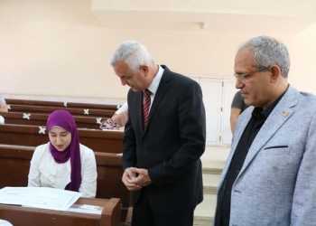 جولة تفقدية لرئيس جامعة المنوفية بامتحانات كليتي الهندسة والصيدلة
