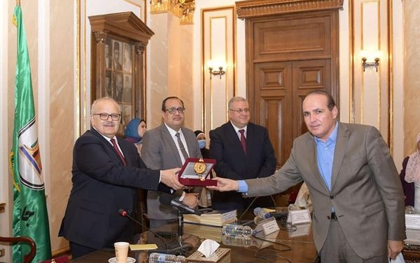 الخشت يكرم وكلاء الكليات للدراسات العليا لدورهم في تقدم الجامعة في البحث العلمي والتصنيفات العالمية