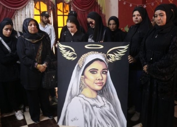 أساتذة وطلاب آداب المنصورة يقدمون بواجب العزاء لأسرة الطالبة نيرة أشرف "صور"