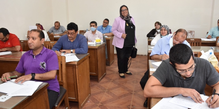 عميدة كلية البحوث البيئية بجامعة عين شمس تتفقد امتحانات الدراسات العليا