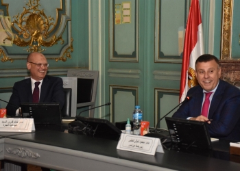 رئيس جامعة عين شمس يلتقى طلاب كلية التجارة الحاصلون على منحة شيكاغوا الأميريكية