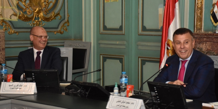 رئيس جامعة عين شمس يلتقى طلاب كلية التجارة الحاصلون على منحة شيكاغوا الأميريكية