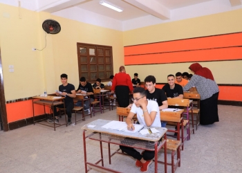 كيف وصل لسيارة خاصة؟.. صورة امتحان الفيزياء تثير الجدل على السوشيال ميديا