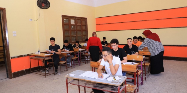 كيف وصل لسيارة خاصة؟.. صورة امتحان الفيزياء تثير الجدل على السوشيال ميديا