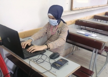 «شوقي» يهنئ أول طالبة كفيفة بصر كامل لحصولها علي الإعدادية