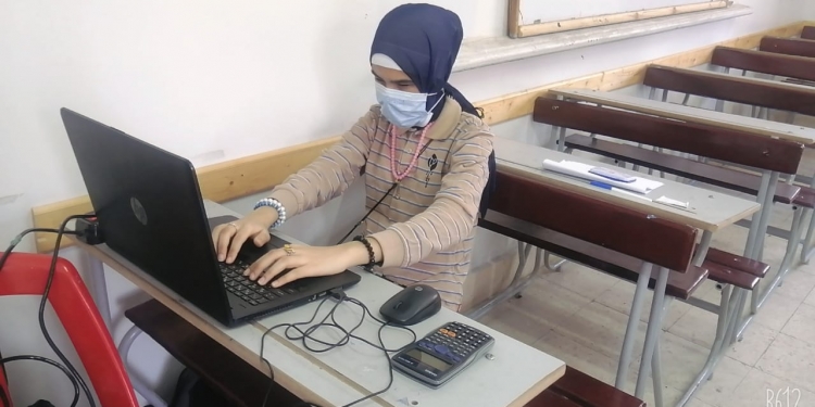 «شوقي» يهنئ أول طالبة كفيفة بصر كامل لحصولها علي الإعدادية