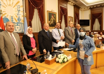محافظ القاهرة يكرم المدرسين والدارسين ببرنامج محو الأمية
