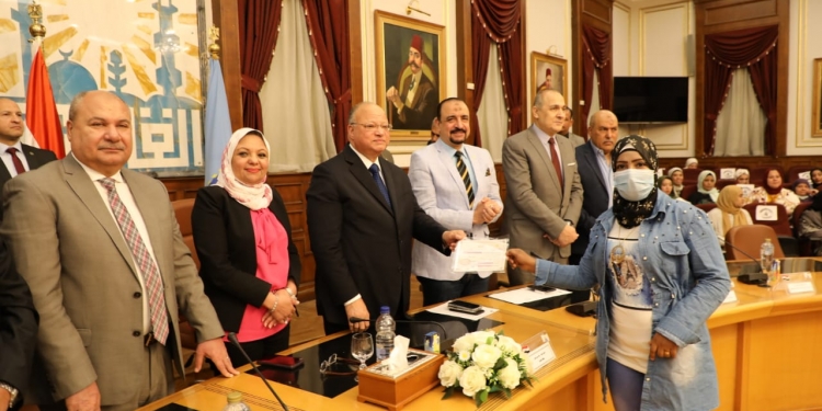 محافظ القاهرة يكرم المدرسين والدارسين ببرنامج محو الأمية