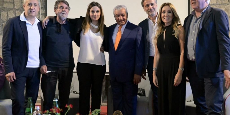 عمدة مدينة”Montefiascone” الإيطالية تكرم زاهي حواس وتسلمه درع مفتاح المدينة