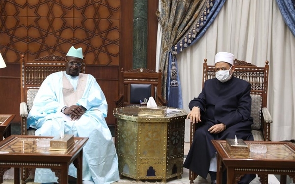 الرئيس السنغالي يتطلع لزيارة شيخ الأزهر إلى السنغال ويشكره لرعاية طلاب وشعوب القارة