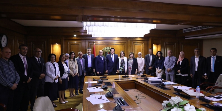 وزير التعليم العالي يوجه لجنة الإعلام بدراسة الاستخدام الغير الرشيد لوسائل التواصل الاجتماعي