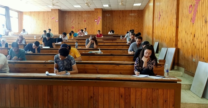 رئيس جامعة المنيا: التزام بمواصفات الورقة الامتحانية.. ومنع «المحمول»