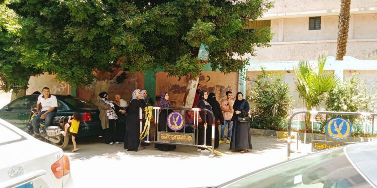 المراوح صوتها مزعج.. أولياء أمور طلاب الثانوية العامة يشتكون من المدرسين عديمي الضمير