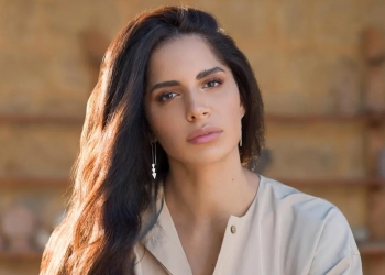 و نشرت الفنانة المعتزلة آمال ماهر، صورا جديدة هي الأولى لها منذ إعلانها الاعتزال في يونيو 2021. آمال نشرت الصور التي ظهرت فيها على شاطئ البحر، عبر حسابها بموقع "إنستجرام"، وعلّقت: "أجواء الصيف.. أفتقدكم جميعًا". وكانت الفنانة آمال ماهر، أعلنت اعتزالها الغناء وابتعادها عن الوسط الفني في 2 يونيو 2021، وكتبت عبر حساباتها على مواقع التواصل الاجتماعي: "جمهوري العزيز الذي ساندني لسنوات وسنوات وكان رفيق دربي الدائم، نظرًا لظروف خاصة بي وخارجة عن إرادتي.. أُعلن ابتعادي تمامًا عن الوسط الفني والنشاط الفني، متمنية لكل جمهوري كل الخير والسعادة في هذه الحياة، ومتمنية كل التوفيق إلى كل الزملاء، وإن كنت سأعود مرة أخرىٰ أم لا؟ فهذا سؤال يعلم إجابته عالم الغيب فقط.. فكل ما أفكر به حاليًا هو ابتعادي فقط لا غير.. وبالنسبة لصدور ألبومي الذي كنت قد أعلنت عنه فهو مؤجل لأجل غير مُسمىٰ، كُنت في غاية الحماس لتقديمه لكم واجتهدت كثيرًا، أكثر من أي وقت مضىٰ ولكنها إرادة الله.. شكرًا لكل من ساندني في رحلتي الفنية وفي حياتي، شكرًا لكل الجمهور العربي من المحيط إلىٰ الخليج استمتعت بكم كثيرًا على مدار أعوام وأعوام وكنتم خير جمهور.. وشكرًا لله عز وجل أولًا وأخيرًا ودائمًا.. الإنسانة المصرية آمال ماهر". وفي 21 يونيو 2021، كتبت عبر حسابها بموقع "تويتر": "جمهوري الحبيب، أحب أن أشكركم لوقوفكم بجانبي، وأحببت أن أوضح بعد أن سمعت الكثير من اللغط، لقد مريت بظروف نفسية سيئة بعد وفاة عمتي الحبيبة، كانت قريبة إلى قلبي، أيضا ظروف فسخ خطبتي، مما أثر على حالتي النفسية ودفعني لاتخاذ قرار الاعتزال، لذلك أحببت أن أوضح حقيقة موقفي وأشكركم من كل قلبي، شكرا على سؤالكم المستمر عني للاطمئنان عليا، وإن شاء الله بعد أن تتحسن نفسيتي ألتقي بكم".